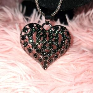 Beautiful gun metal and black gemstone heart necklace! NwOT! (G13)